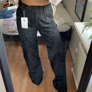 Oanvända Byxor från Bersha - Oanvända byxor från Bershka i strl 38. 100 kr + spårbar frakt som köparen står för🧡