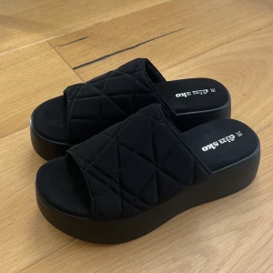 Svarta platåskor - Svarta platåsandaler köpa på DinSko för ca 2 månader sen, säljer då dom aldrig kom till användning. Helt nya, Säljer för 300 kr! små i storleken. 