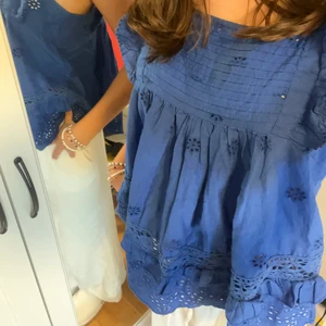 Mango linne - Jättefint blått linne!! Nypris 350kr! Sitter bra på min kompis som är med på bilden hon är 158-160, jag är 165 och den passar mig bra med!! 