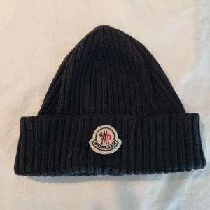 Moncler mössa - Moncler mössa säljes, fint skick, qr kod som bekräftar äkthet finns