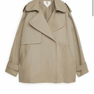 Arket trenchcoat  - Använd två gånger, felfritt skick. Storlek M