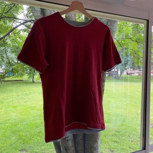 LEVI’S T-SHIRT - Säljer min levi’s t-shirt då den inte kommer till användning längre. Den är i bra skick