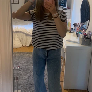 Super fina jeans från monki - Säljer dess monki jeans som köptes i höstas men som tyvärr nästan aldrig har kommit till användning💗💘