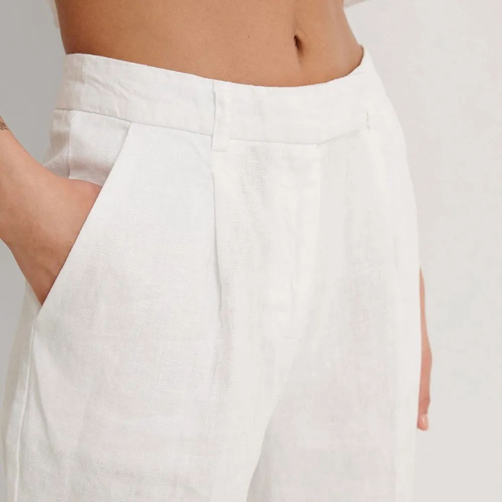 Säljer mina vita linnebyxor från Nakd då dom aldrig kommer till användning💝 ANVÄND INTE KÖPKNAPPEN!❤️. Jeans & Byxor.