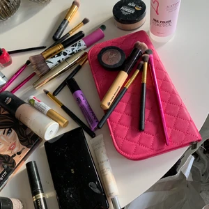 Smink - Säljer allt detta smink som ett paket! Och med de sagt kan man tyvärr inte köpa sakerna en och en its bara allt! Vissa saker är använda men mycket är nytt! Rengör sakerna så mycket de går innan jag postar! Finns många dyra märken men också vissa billigare