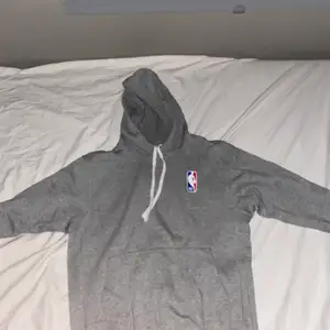 En snygg NBA Nike hoodie i grå i storlek S.