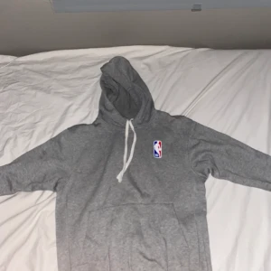 NBA hoodie  - En snygg NBA Nike hoodie i grå i storlek S.