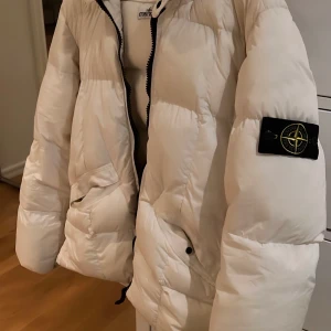 Stone Island jacka - Stone Island jacka. Cond 9/10, endast nån liten fläck framme vid armarna som går bort vid kemtvätt. Inga slitningar eller hål. Priset kan diskuteras