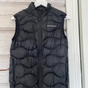 Peak performance väst - Peak performance väst i väldigt bra skick! Strl xs men passar även s, 400 kronor inkl frakt💞💞