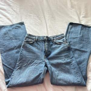 DE FINNS KVAR Säljer mina monki jeans, pågrund av att de är försmå för mig, de är högmidjade och midjemåttet är 33 rakt över så ungefär 76 cm innebenslängd är 77 cm, de är använda ungefär 3 gånger och inga slitningar💕 nypris va 400 kr, pris kan diskuteras