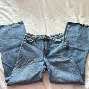 Monki - DE FINNS KVAR Säljer mina monki jeans, pågrund av att de är försmå för mig, de är högmidjade och midjemåttet är 33 rakt över så ungefär 76 cm innebenslängd är 77 cm, de är använda ungefär 3 gånger och inga slitningar💕 nypris va 400 kr, pris kan diskuteras