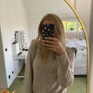 Stickad tröja  - Säljer nu denna jättefina och skörna stickade tröjan från VILA i storlek XS! Köparen står för frakten💓