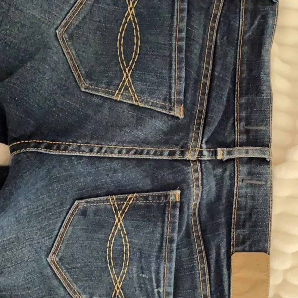 Lågmidjade mörkblåa jeans från abercrombie & fitch. Vet inte riktigt vad storleken är, det står 00s på lappen i jeansen(bild 3) men skulle säga att de är storlek 32. Skriv om du vill ha fler bilder eller har frågor💕. Jeans & Byxor.