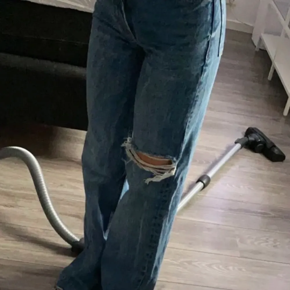 Säljer mina zara jeans då jag köpt massa av andra! Älskar verkligen dessa då det lägger sig perfekt över skorna och är över sköna😍 jättefina & pris går att diskutera 😀 De är i storlek 32 men passar 34-36 som jag är! . Jeans & Byxor.