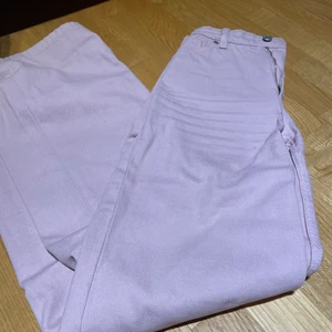 Jeans - Från Monki i modellen Yoko! Säljer då det ej passar mig! Använda vid fåtal tillfällen💗