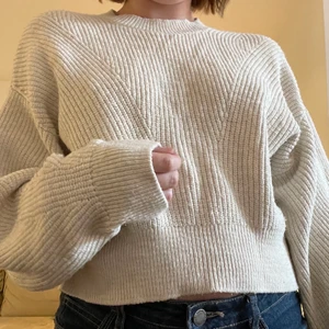 Stickad tröja - En stickad tröja i något baggy modell från Chiquelle, en favorit som jag säljer för att jag behöver pengar. Storlek xs-s