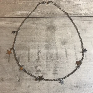 halsband - halsband från shein me stjärnor:) jättefint men inte min stil längre, inga problem me de
