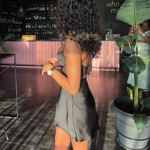 Zara klänning - Jag säljer en Klänning i glättat tyg från Zara i storlek s, då jag råkade klicka hem två stycken. Prislappen är kvar och den är helt oanvänd!