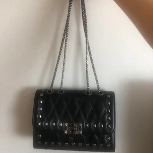 Väska med nitar  - Liten svart väska med nitar!