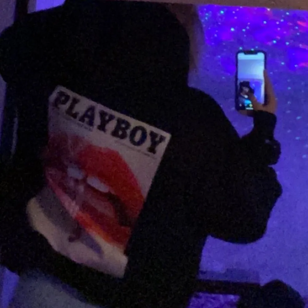 Sparsamt använd hoodie ”Playboy x Missguided”. Köpt för cirka 700kr för 1,5år sedan. Fläcken på sista bilden är på spegeln och inte på tröjan 💓💓. Hoodies.