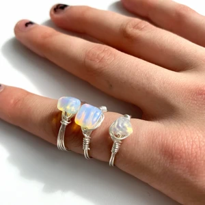 Kristallchips ring opalit - Silvrig ring med kristallchips av halvädelstenen opalit🤍