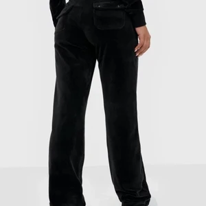 Svarta juicy byxor - Säljer eftersom att dom inte kommer till användning längre. Bra skick, varken hål eller fläckar på dom💕