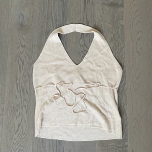 Halterneck linne - Jättefint linne i beige köpt på en loppis men aldrig använt av mig. Det står ingen storlek men skulle säga att den passar s/m då linnet har ett snöre som går att dra åt 💓
