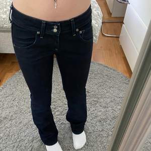 Säljer mina Lee bootcut jeans som är väldigt lågmidjade, skitsnyggt😍 bara att dom sitter lite väl tight på mig så kan inte använda dom. Dom passar i längden på mig, är 165 och tror dom passar xxs ungefär💕💋