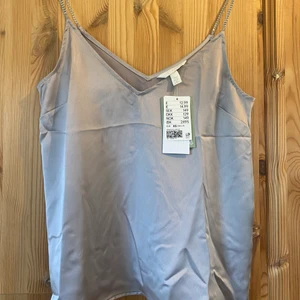 Silke linne - En helt oanvänd silke linne med diamanter som band, köpt för 150kr och prislappen är även på💕