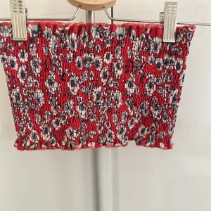 Tube top - Säljer denna bandeau topp från Gina Tricot. Riktigt härlig färg och fin till sommaren! Den passar mig med xs men vill ni ha fler bilder är det bara att höra av sig💕