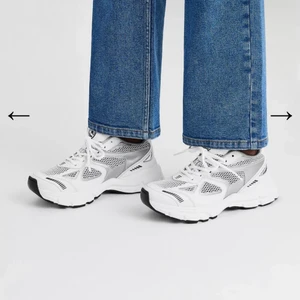 Fick skorna i julklapp men har inte använt dom nån gång, helt nya och inte använda nån gång - Inte min stil. Dom kostar 2600 men säljer dom för 100kr billigare. 