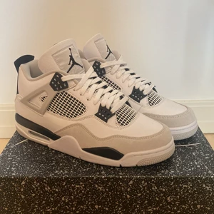 Jordan 4 military black  - Säljer mina jordan 4 military black aldrig använda, box ingår.  Hör av er vid intresse