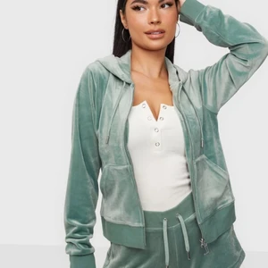 Juciy couture kofta  - Hej! Säljer nu min super fina juciy kofta då jag inte har mina passande byxor längre och inte kommit så mycket till användning för mig, skriv ifall ni vill ha fler bilder!    Budet måste mist öka med 10kr varje gång! INTE SÅLD!