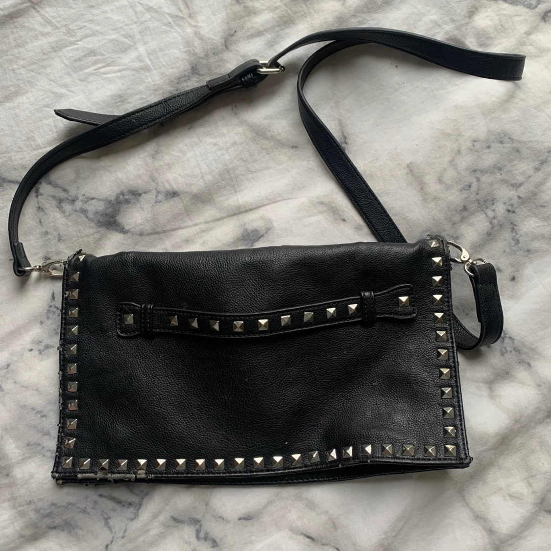 Väska med nitar
