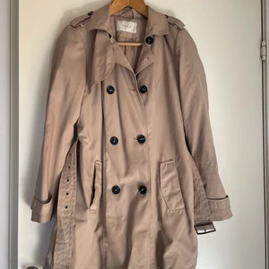 Trench coat - Skitsnygg jacka nu till sensommaren!