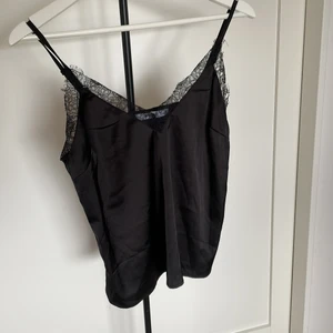 Svart Linne med spets  - Knappt använt!