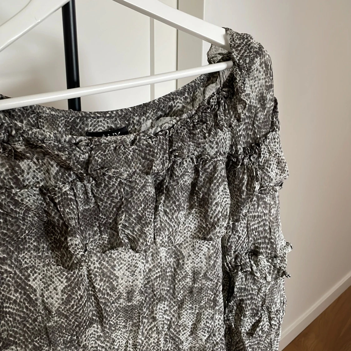 Grå top med volanger! - 90