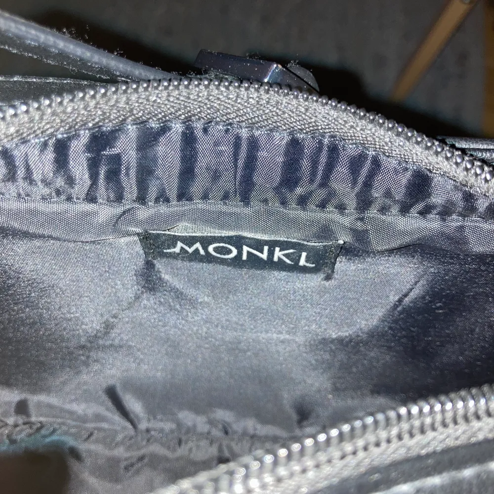 liten svart handväska från monki. nyskick☺️. Väskor.