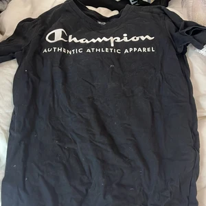 Champion t-shirt - Säljer min super gamla champion t-shirt. Storlek 140 typ eller xxs