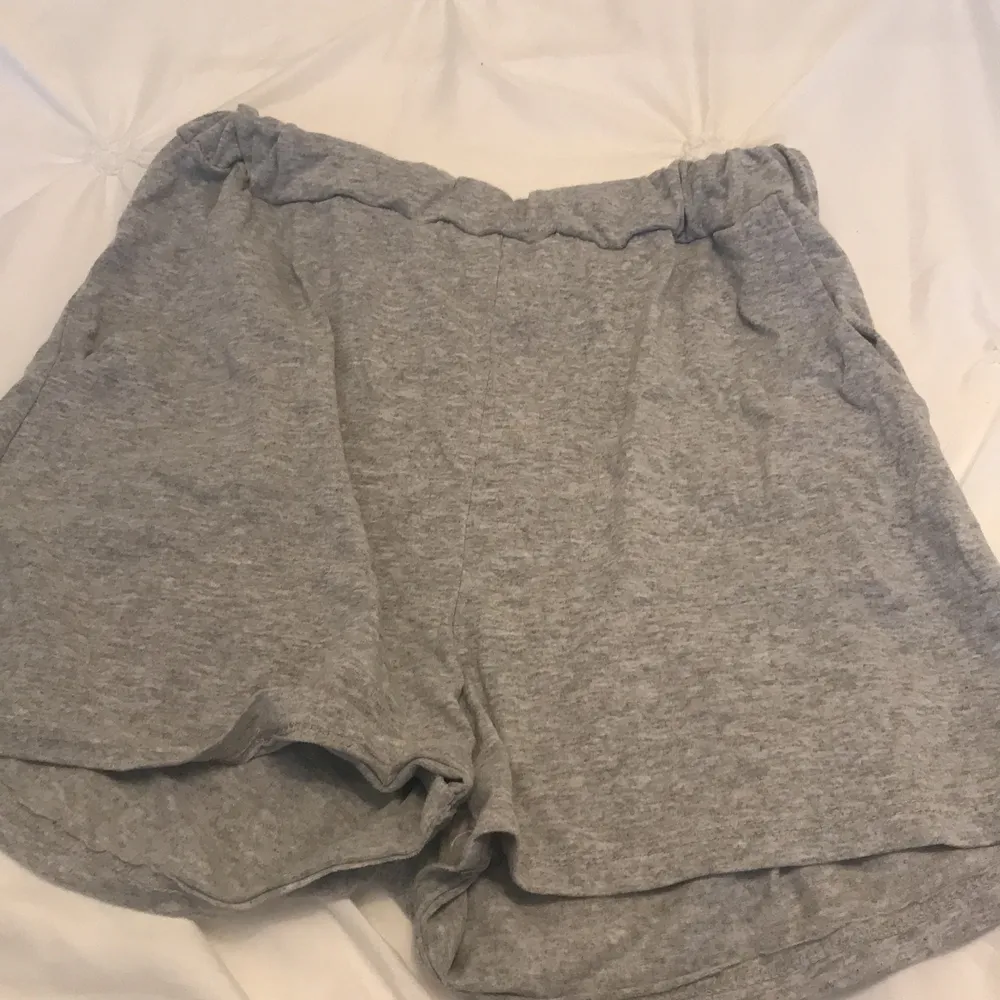 Säljer dessa gråa vanliga super bekväma  pyjamas shorts för endast 20kr i storlek S!. Shorts.
