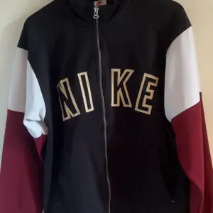 Säljer min Nike tracktop i felfritt skick. Använt den en del men märks inte. Inga fläckar eller hål. Tröjan är i storlek S och är oversized så skulle säga att den är mer som en M