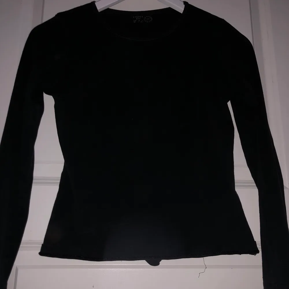 svart tröja i storlek xs/xxs från lindex, knappt använt men köpt för något år sedan. säljer eftersom jag knappt använder den och vuxit ur lite. Tröjor & Koftor.