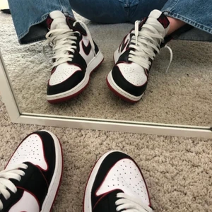 Jordan 1’s high bloodline - Säljer mina sjukt fräscha Jordan 1’s i storlek 38.5 men passar 37-39. Använda va 15 gånger och fortfarande i sjukt bra skick. Extra snören och box finns. Köpa när de släpptes 2019 från retail pris. Bara jag som är tidigare ägare ❤️