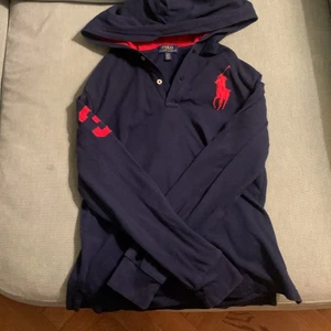 Ralph lauren hoodie - Säljer nu min Ralph Lauren hoodie då den inte är min smak längre. Den är i piké material. Skick 10/10 knappt använd. Jag säljer den för 350kr. Strlk 14-16
