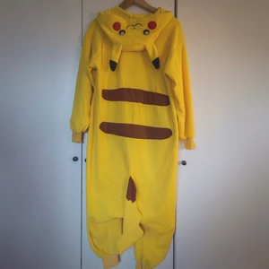 Pikachu  - Pikachu one-piece i bra skick! Endast använd fåtal gånger men köpt år 2018🥰 Storlek: M fast stor i storlek 