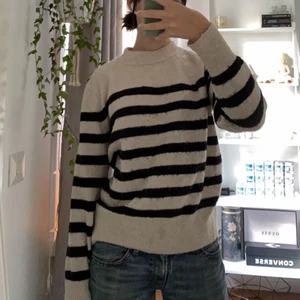 Stickad tröja - Stickad randig tröja från h&m, storlek xs. Skriv om du har några frågor eller vill ha fler bilder💕