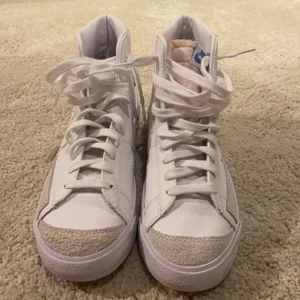 Nike skor - Säljer dessa Nike skor då de itne kommer till användning💓köpte för två år sedan men aldrig använda vilket man kan se så i bästa skick💓frakt ingår ej, TRYCK INTE PÅ KÖP DIREKT