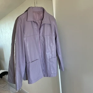 Second hand läderjacka - PU jacka köpt i Danmark second hand. Superfin, lite ocersize och rak. Jag står för frakt 📦 Bara swish som betalningsmedel 