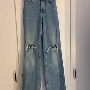 Fina och nästan oanvända jeans från Zara i en vid/rak modell i benen. Högmidjade och köpta för 400kr. Hör av er för fler bilder! Köpare står för fraktkostnad.