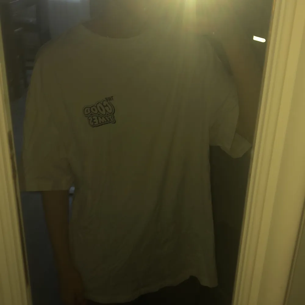 Oversized t-shirt i storlek XS, köpt på HM för cirka 1,5-2 år sedan. Skrynklig då den legat i garderoben ett bra tag. . T-shirts.